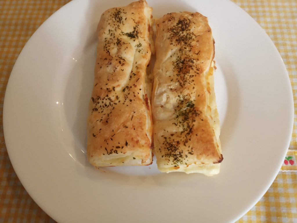 Triángulos de hojaldre con queso de untar y taquitos de jamón