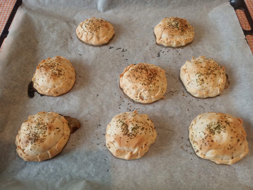 Empanadillas de pollo y cebolla caramelizada