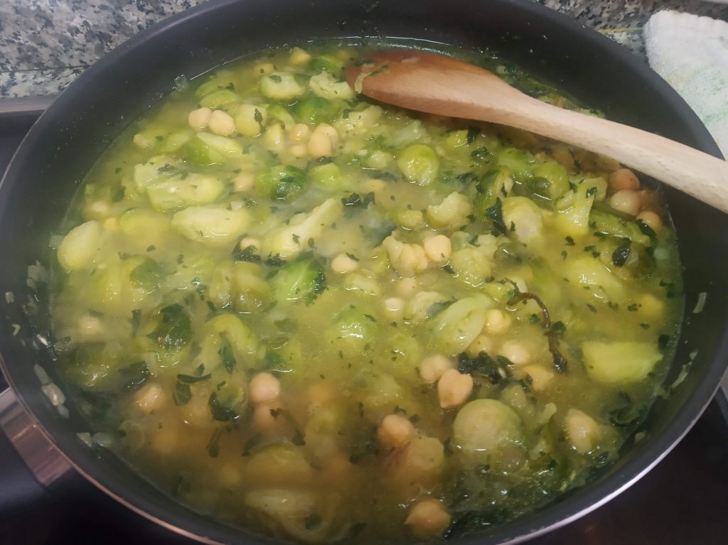 Coles de Bruselas con arroz y garbanzos