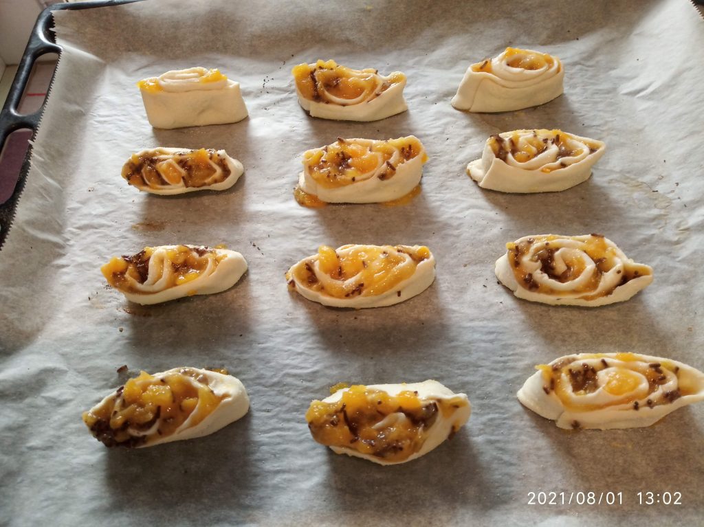 Rollitos de hojaldre con mermelada y fideos de chocolate