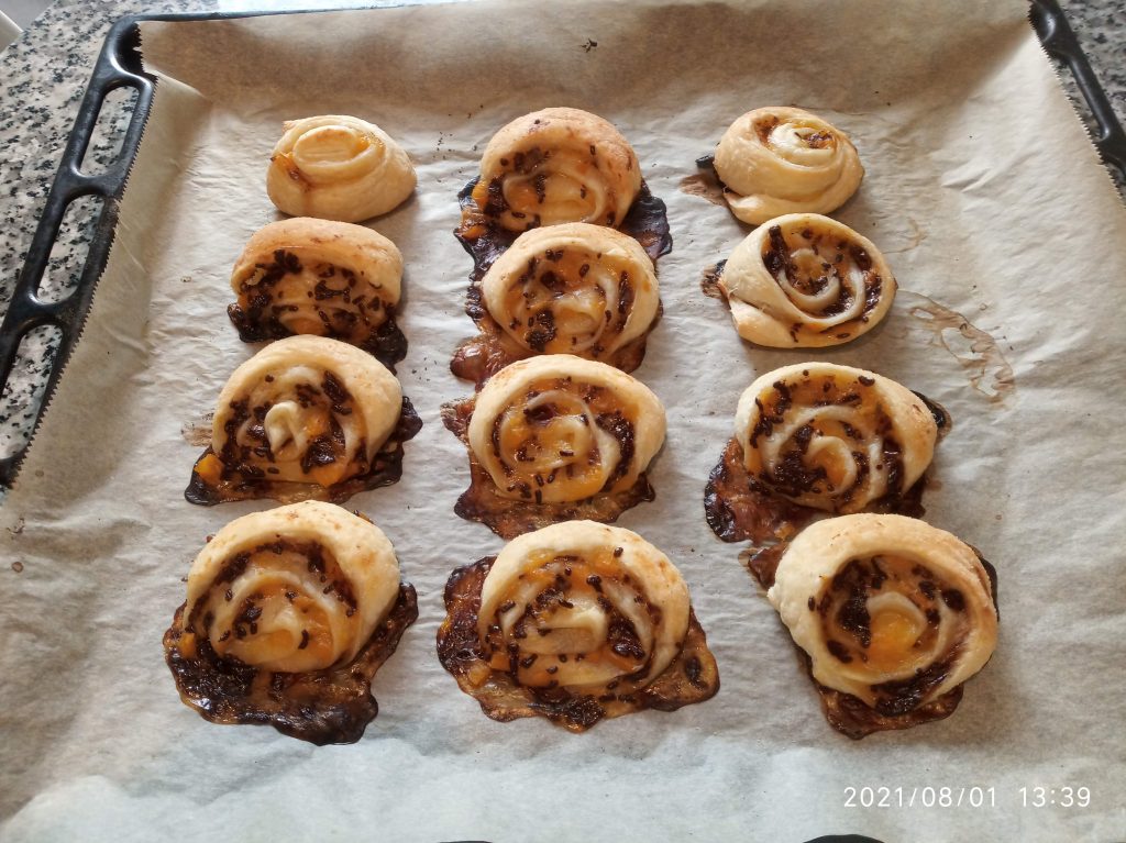 Rollitos de hojaldre con mermelada y fideos de chocolate