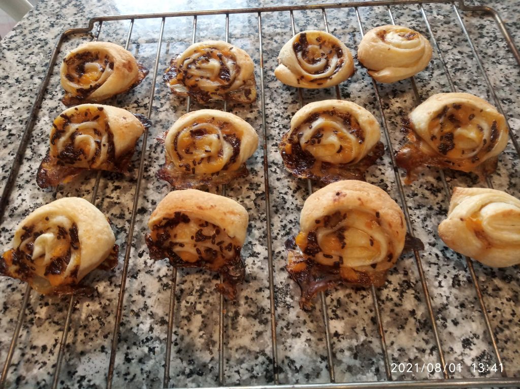 Rollitos de hojaldre con mermelada y fideos de chocolate