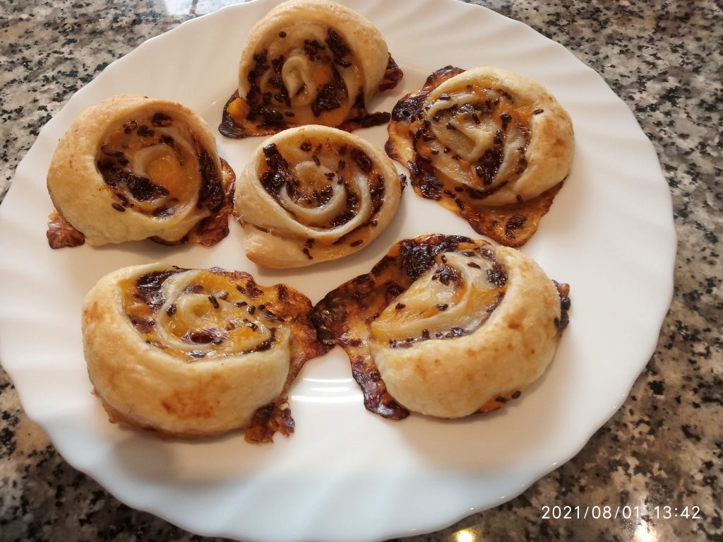 Rollitos de hojaldre con mermelada y fideos de chocolate