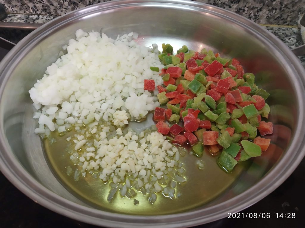 Guiso marinero de cazón o tintorera con papas y fideos