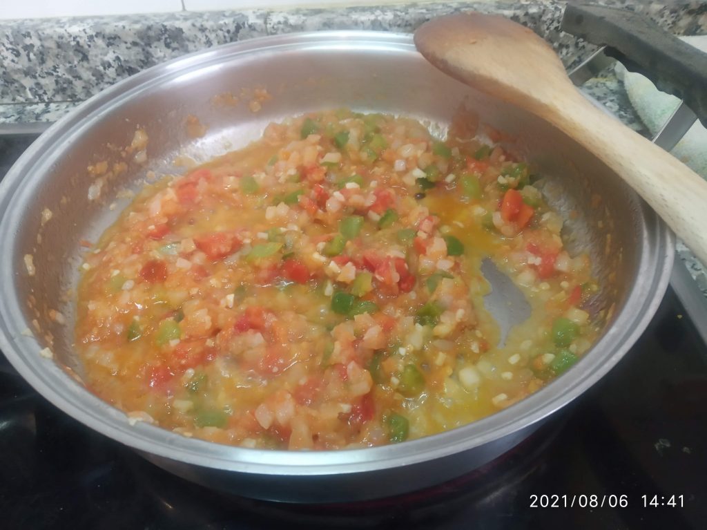 Guiso marinero de cazón o tintorera con papas y fideos