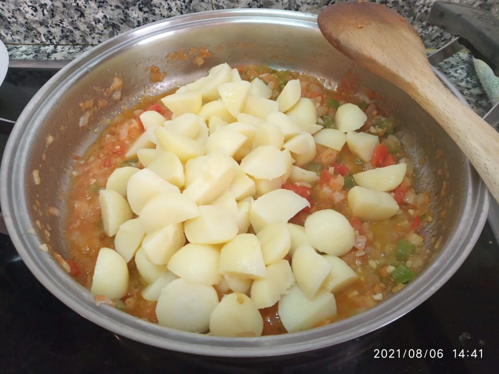 Guiso marinero de cazón o tintorera con papas y fideos