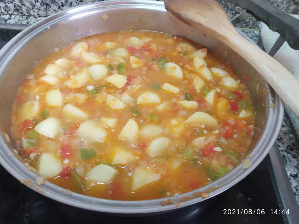 Guiso marinero de cazón o tintorera con papas y fideos