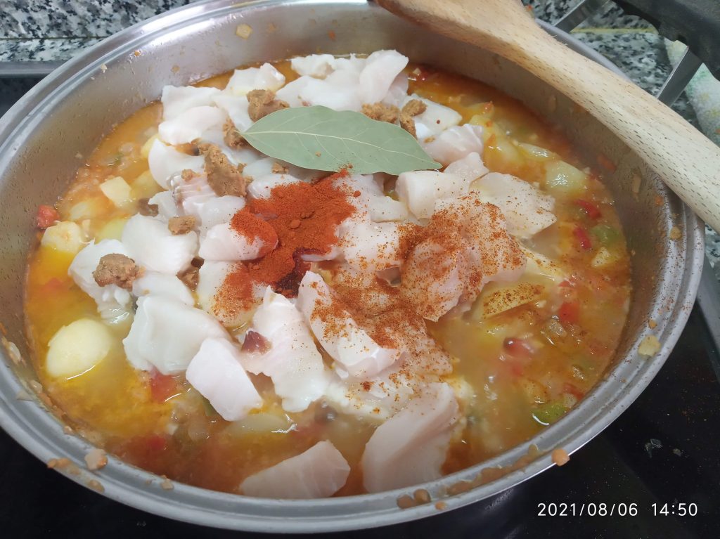 Guiso marinero de cazón o tintorera con papas y fideos