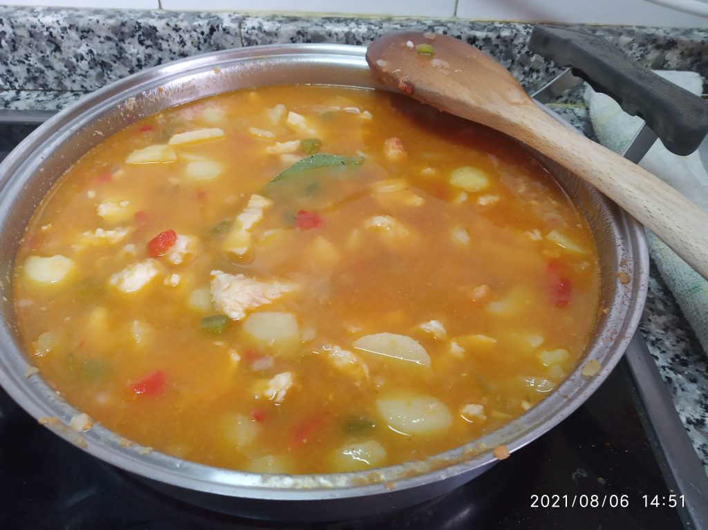 Guiso marinero de cazón o tintorera con papas y fideos