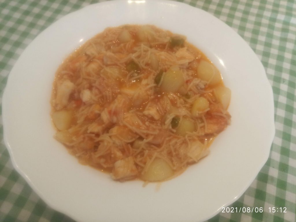 Guiso marinero de cazón o tintorera con papas y fideos