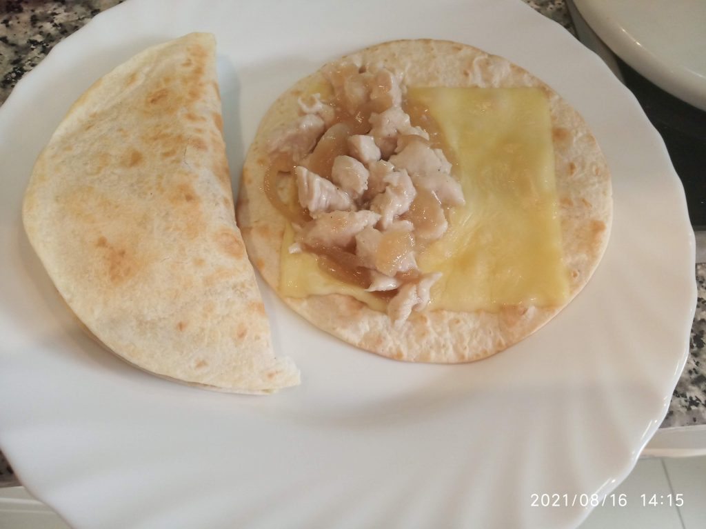 Quesadillas de pollo con cebolla caramelizada y queso
