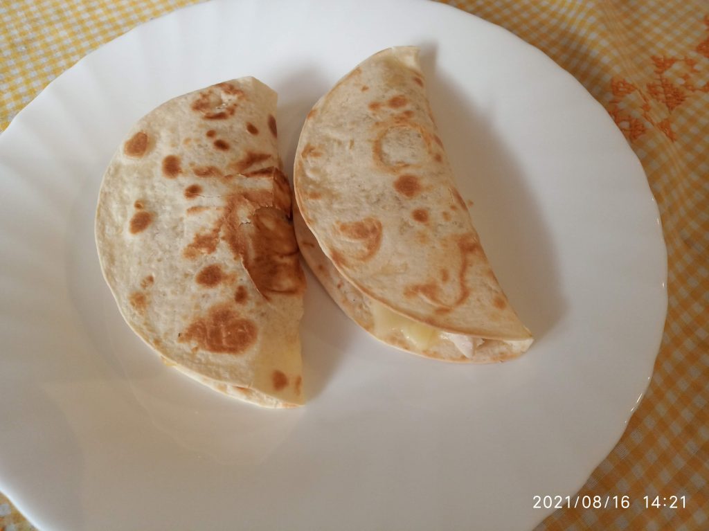 Quesadillas de pollo con cebolla caramelizada y queso