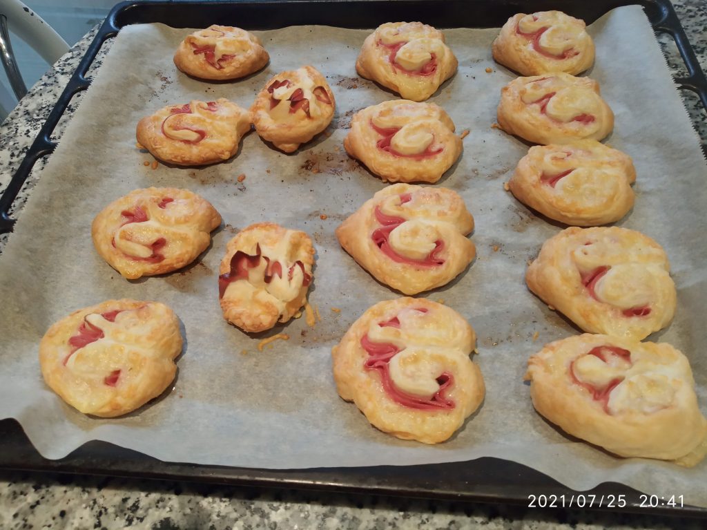 Palmeritas de hojaldre con mortadela y queso