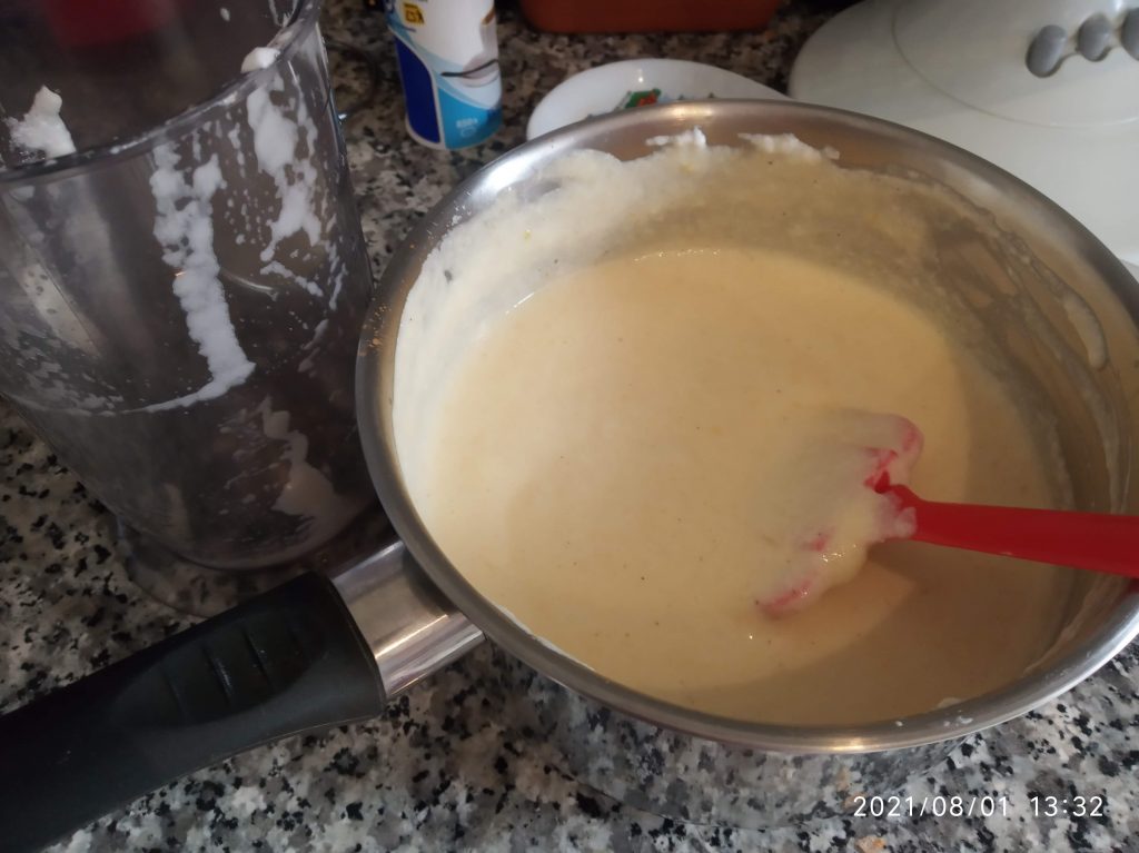 Mousse de mermelada y fideos de chocolate