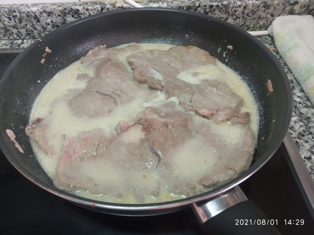 Filetes de ternera con salsa al Roquefort – exprés