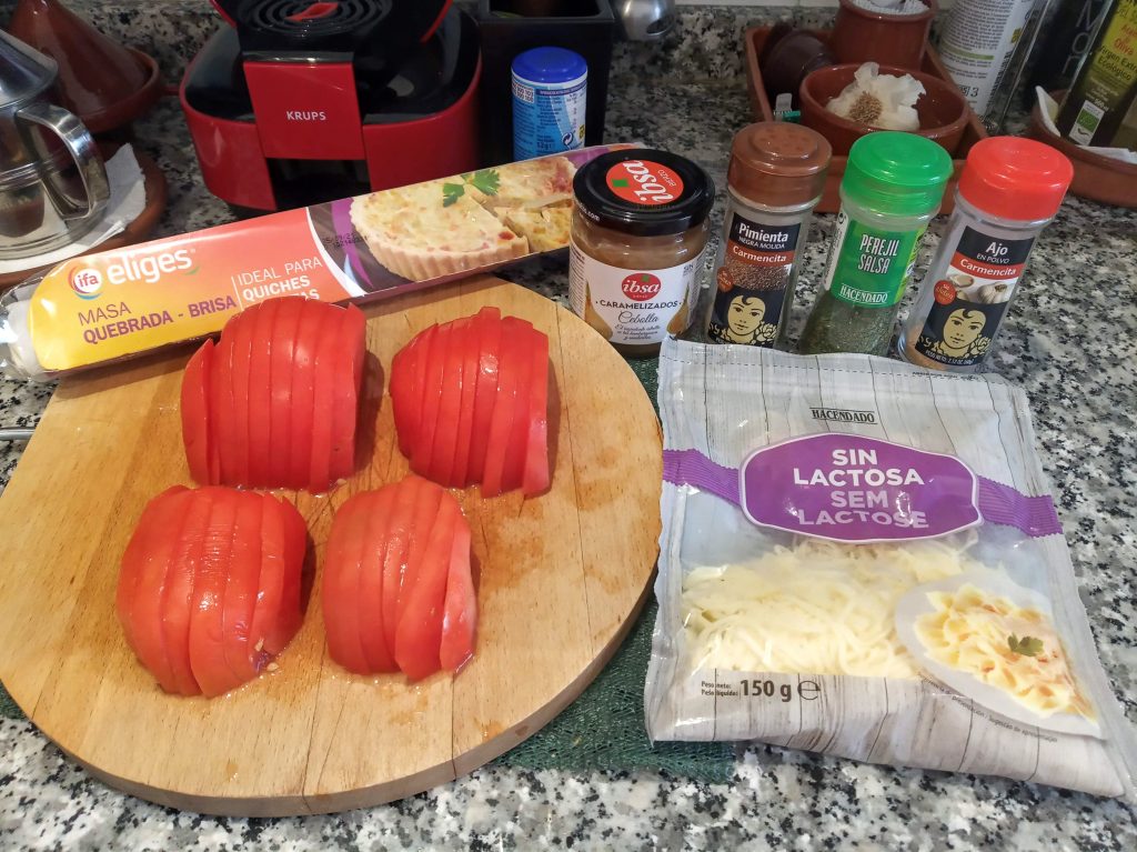 Tarta de cebolla con queso y tomate