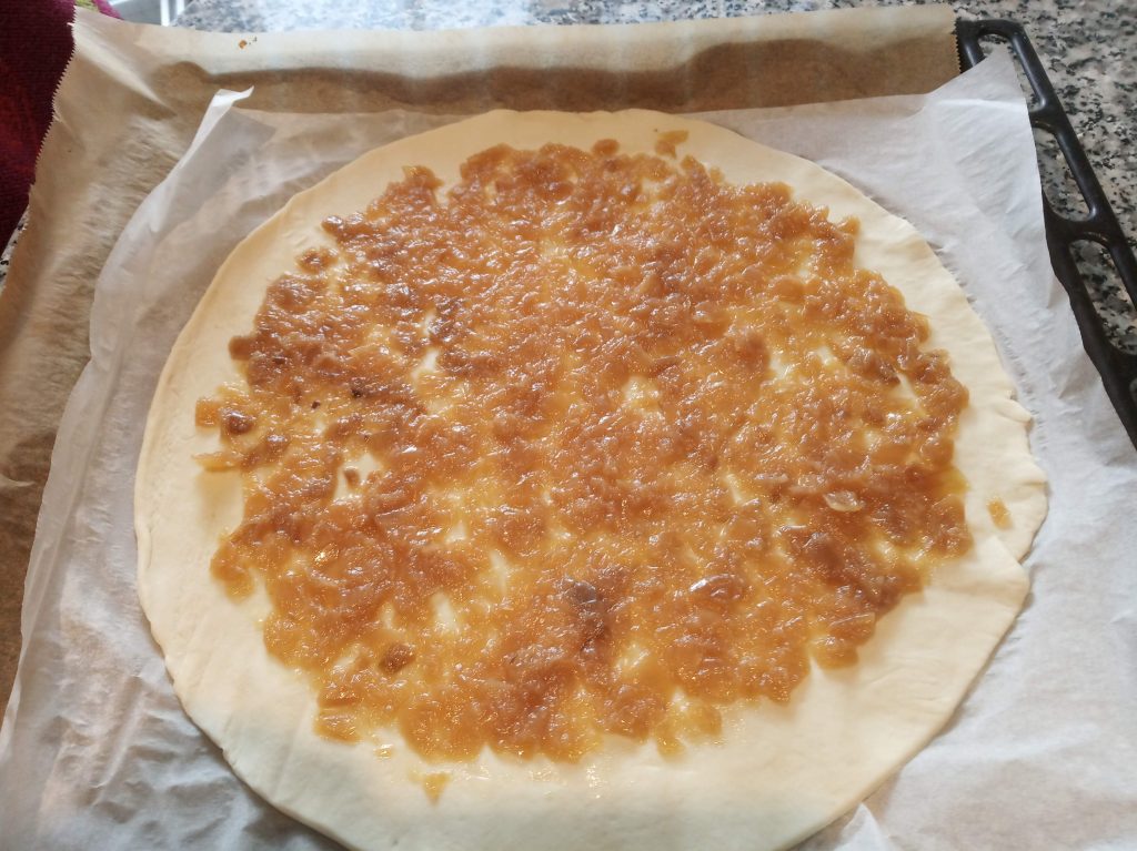 Tarta de cebolla con queso y tomate