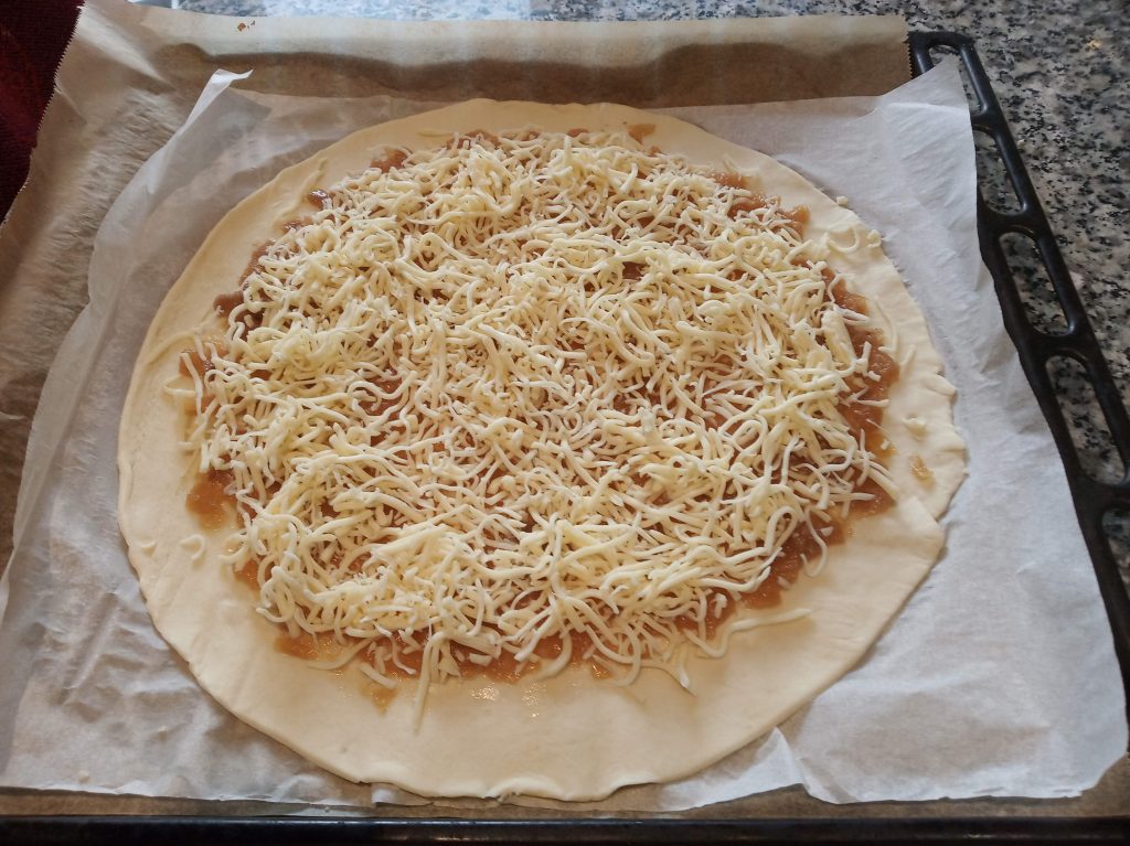 Tarta de cebolla con queso y tomate