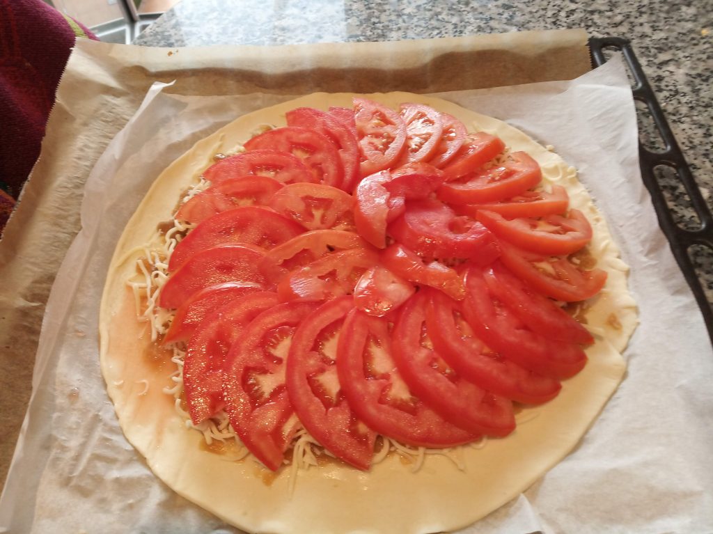 Tarta de cebolla con queso y tomate