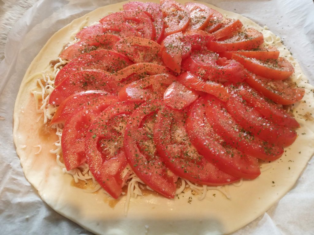 Tarta de cebolla con queso y tomate