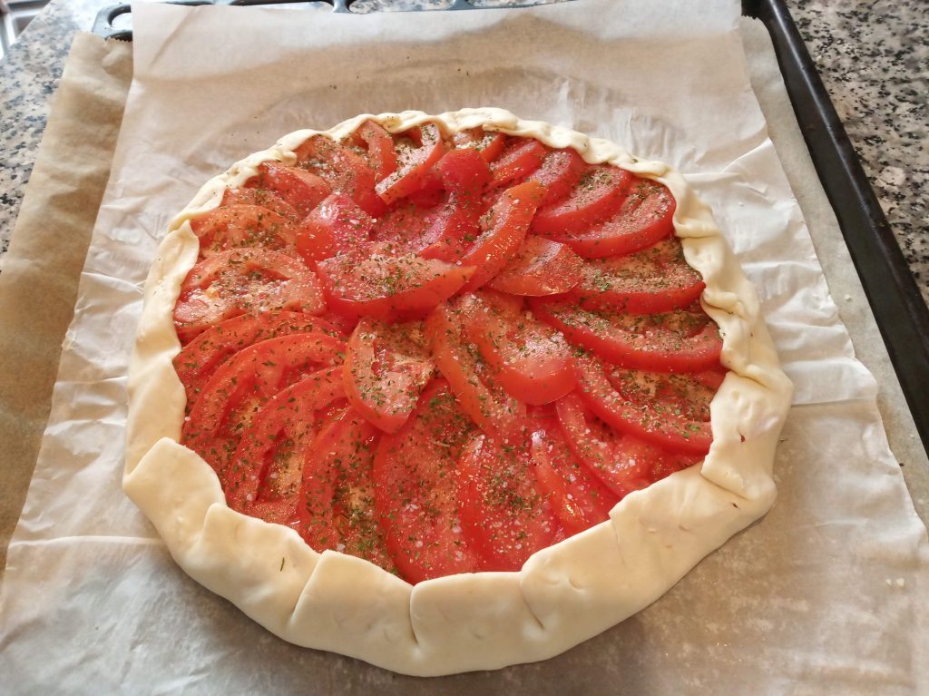 Tarta de cebolla con queso y tomate