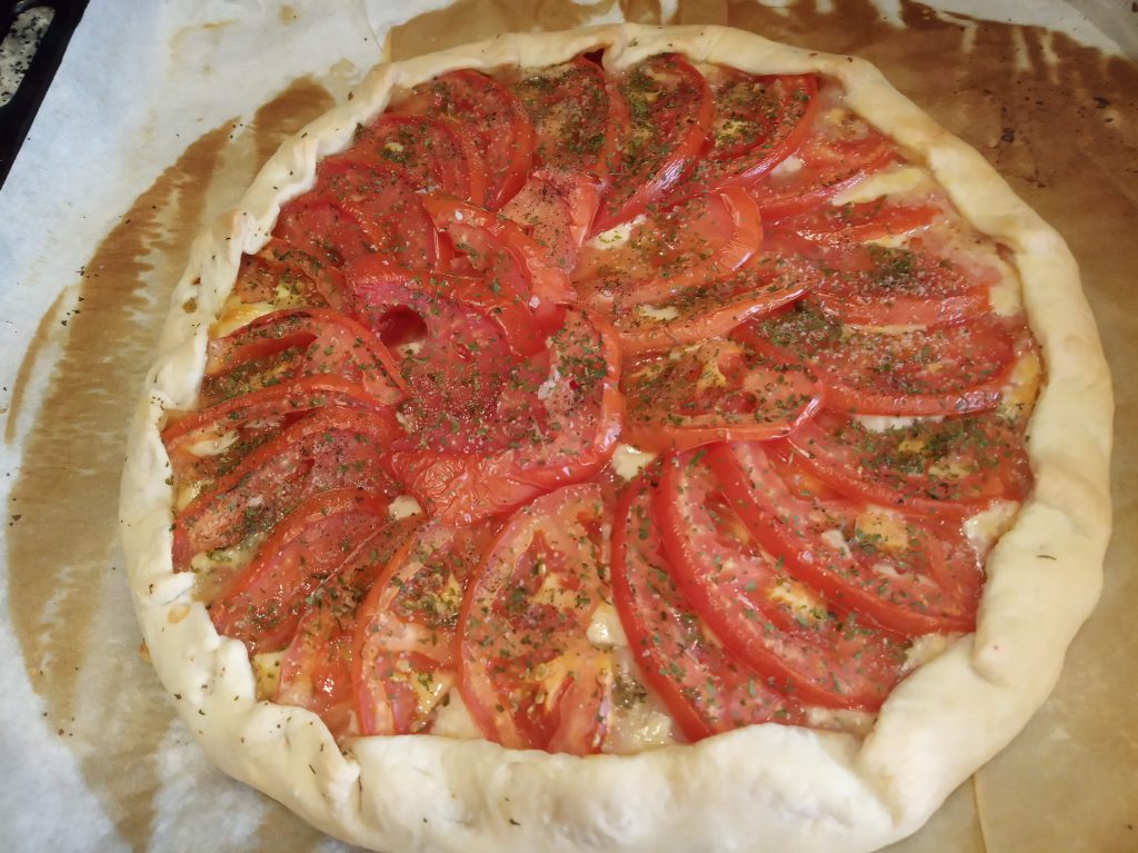 Tarta de cebolla con queso y tomate