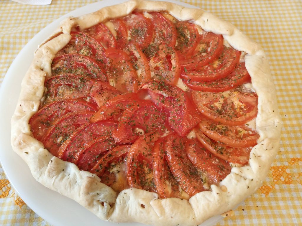 Tarta de cebolla con queso y tomate