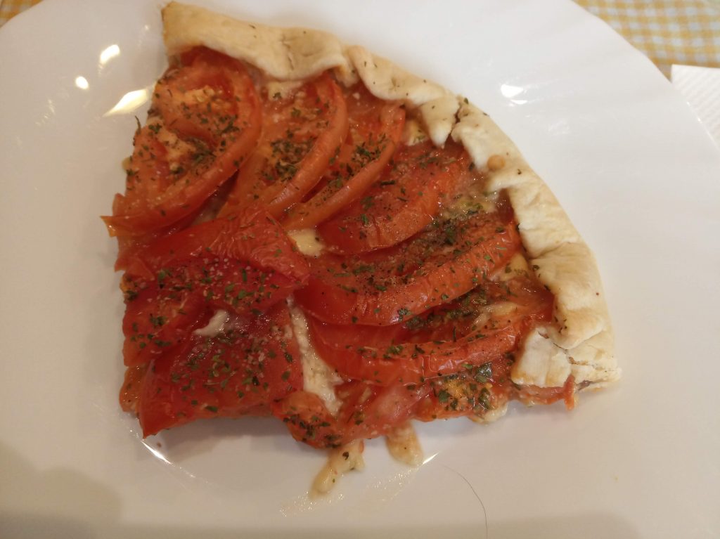 Tarta de cebolla con queso y tomate