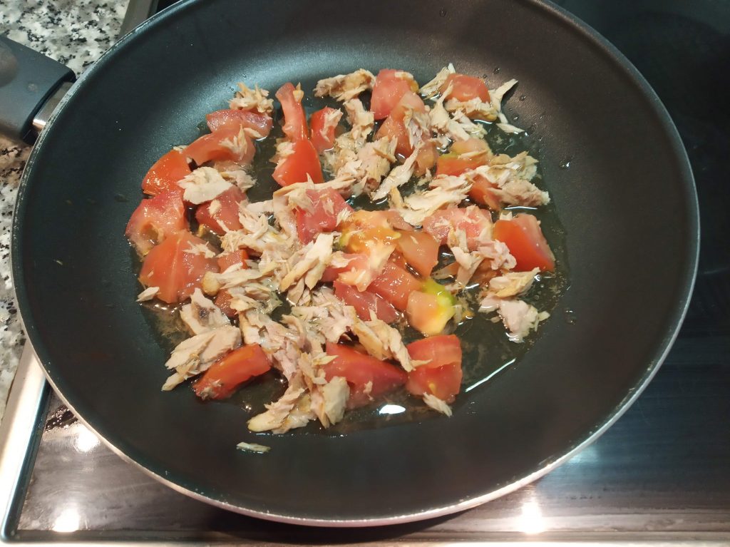 Tortilla con resto del aliño de tomate y melva