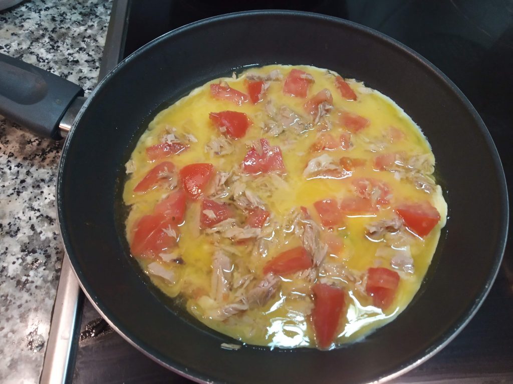 Tortilla con resto del aliño de tomate y melva