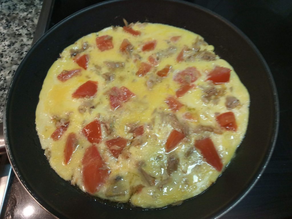 Tortilla con resto del aliño de tomate y melva