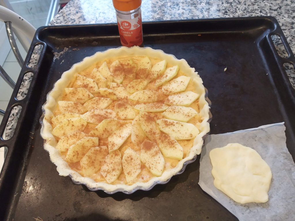 Tarta de crema pastelera con manzanas y canela Exprés