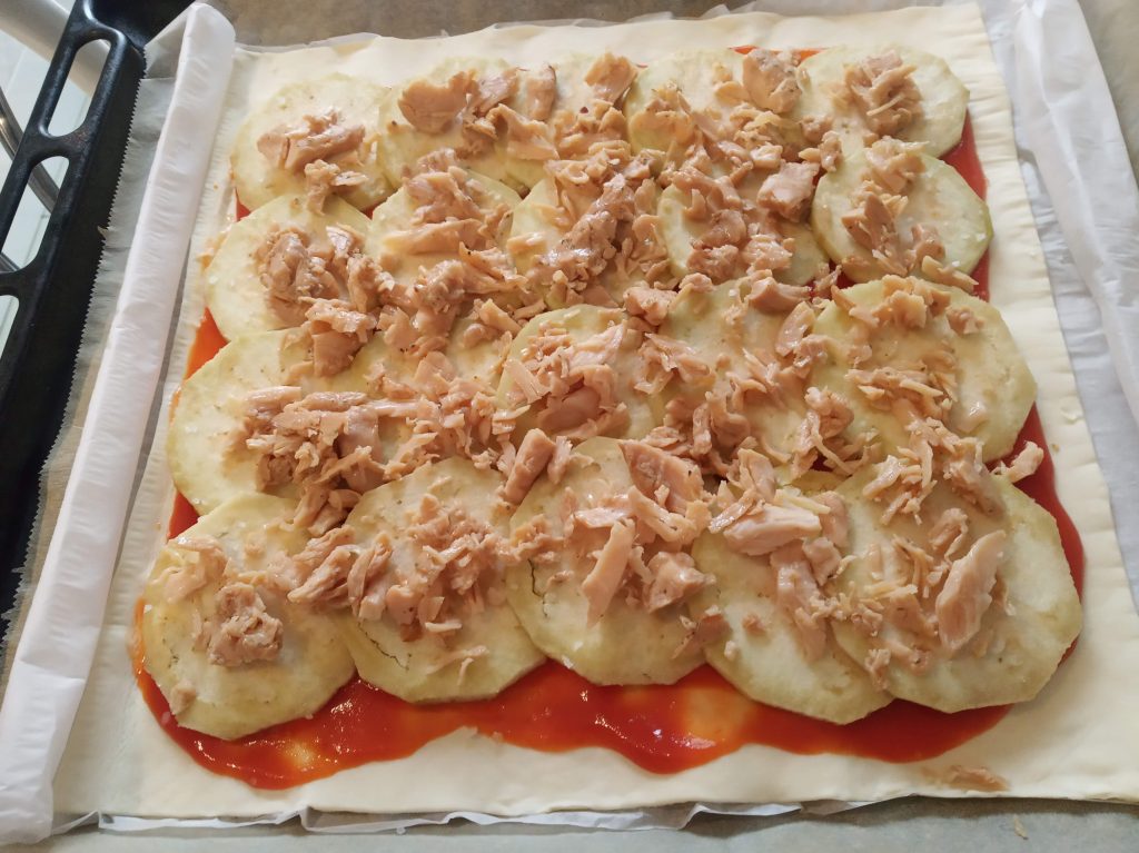 Pizza de hojaldre con berenjena y pollo