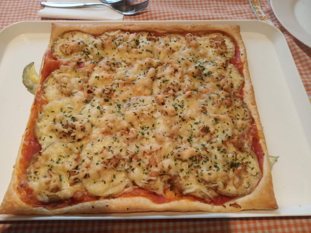 Pizza de hojaldre con berenjena y pollo