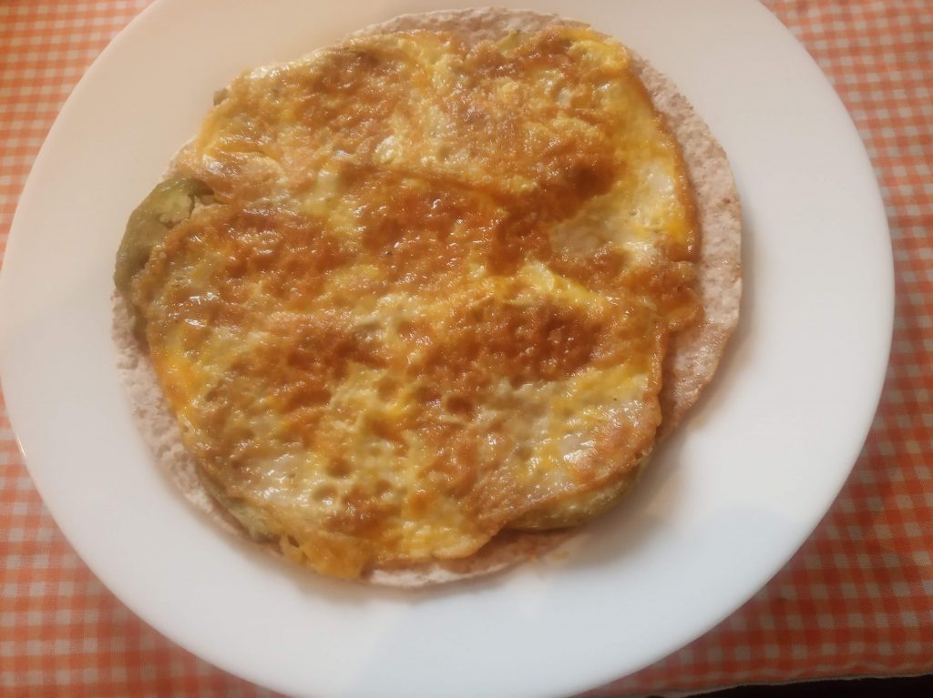 Tortilla francesa con berenjenas, queso y tortilla mexicana