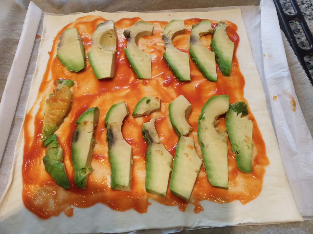 Pizza de hojaldre de aguacate, calabacín y salmón ahumado