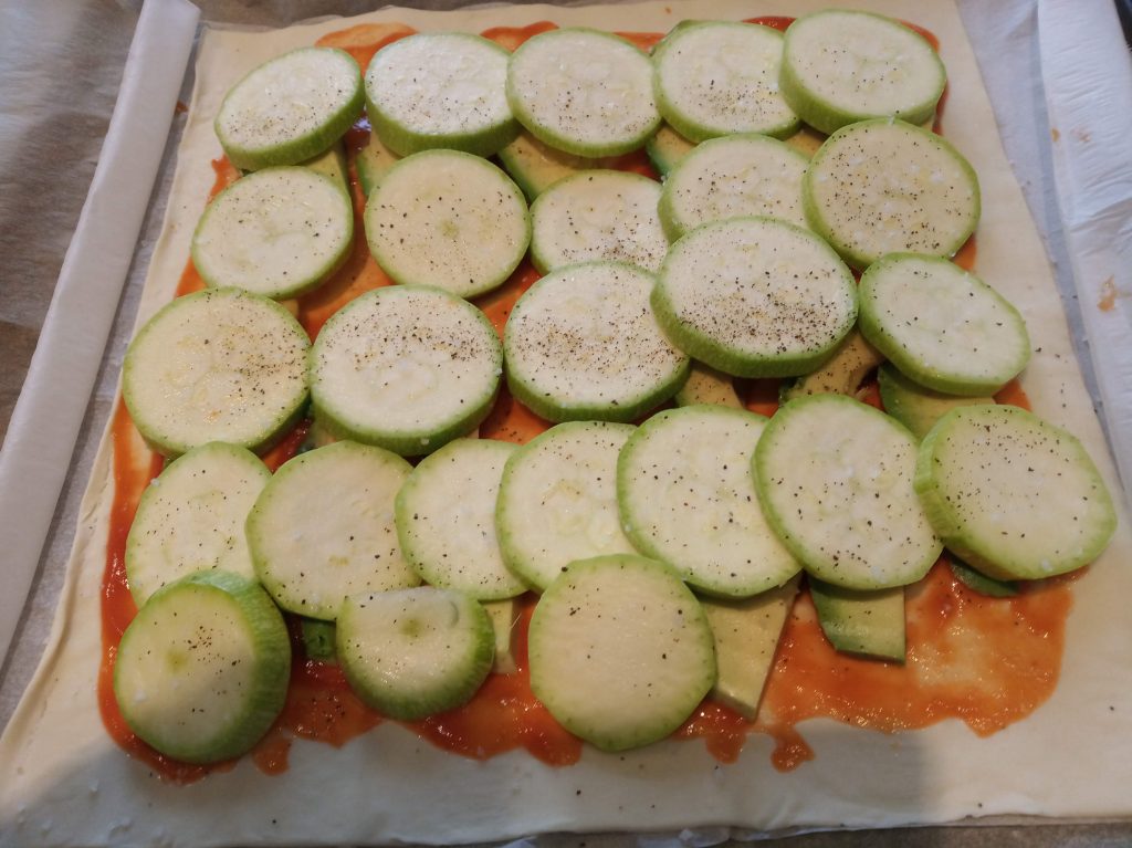 Pizza de hojaldre de aguacate, calabacín y salmón ahumado