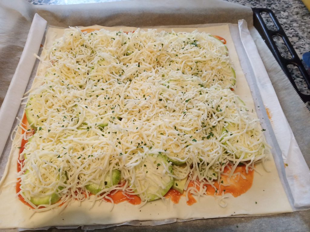 Pizza de hojaldre de aguacate, calabacín y salmón ahumado