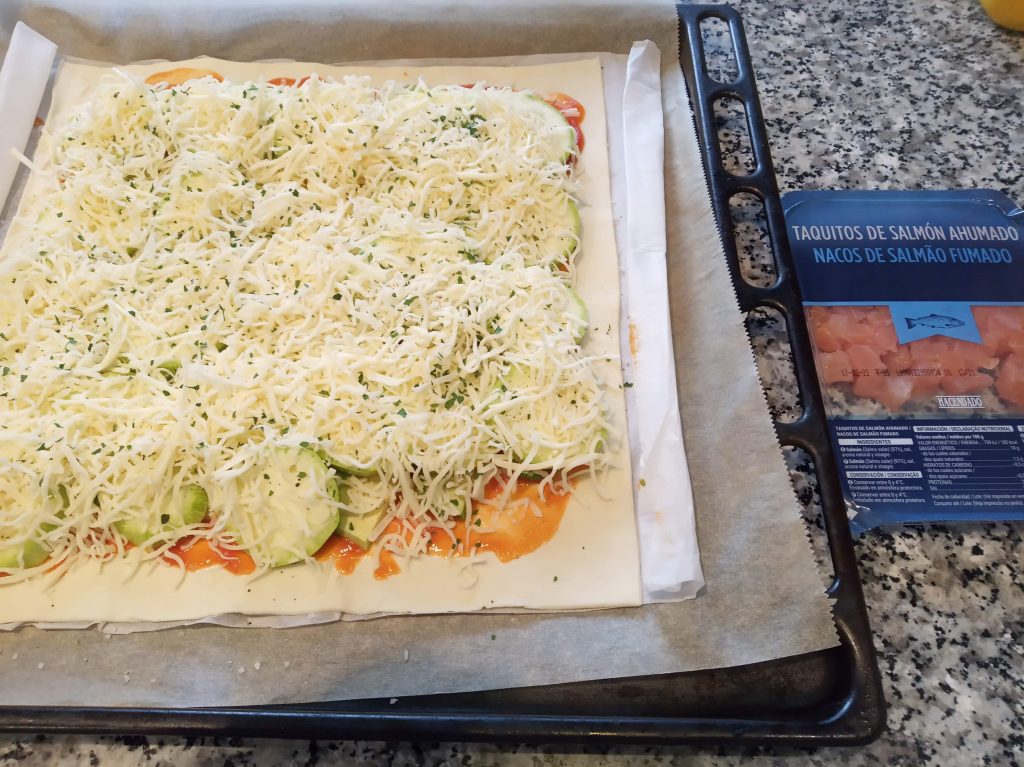 Pizza de hojaldre de aguacate, calabacín y salmón ahumado