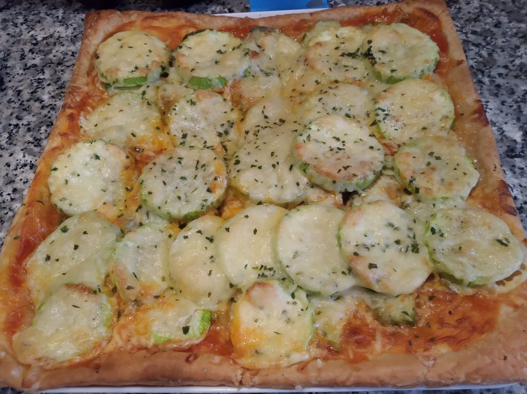 Pizza de hojaldre de aguacate, calabacín y salmón ahumado