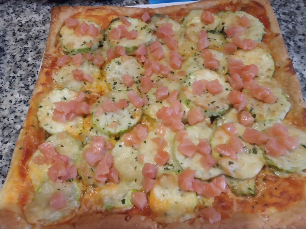Pizza de hojaldre de aguacate, calabacín y salmón ahumado