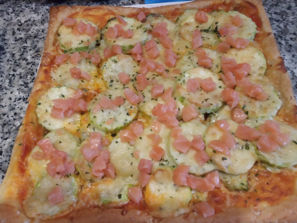 Pizza de hojaldre de aguacate, calabacín y salmón ahumado