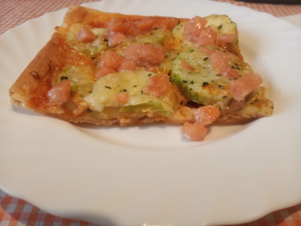 Pizza de hojaldre de aguacate, calabacín y salmón ahumado