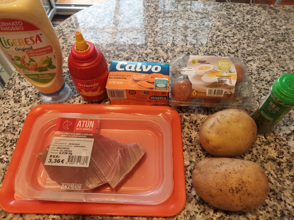 Ensalada de patatas cocidas con mejillones y atún