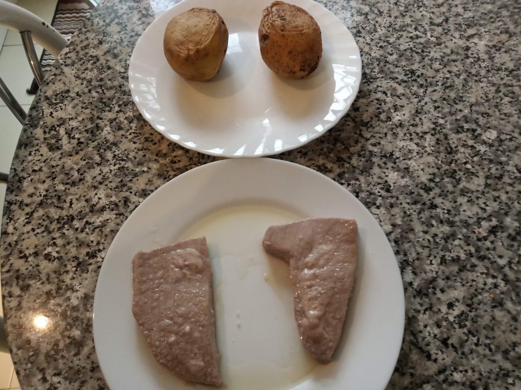 Ensalada de patatas cocidas con mejillones y atún