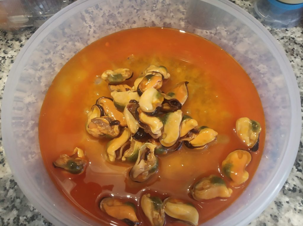 Ensalada de patatas cocidas con mejillones y atún