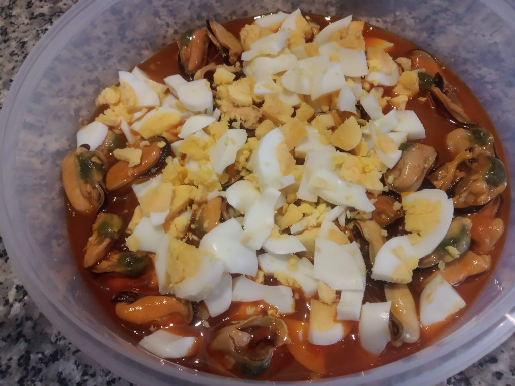 Ensalada de patatas cocidas con mejillones y atún