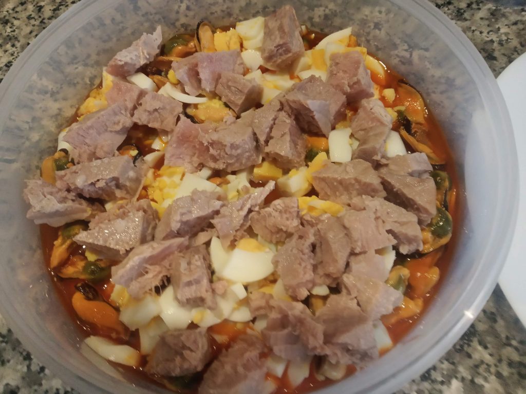 Ensalada de patatas cocidas con mejillones y atún