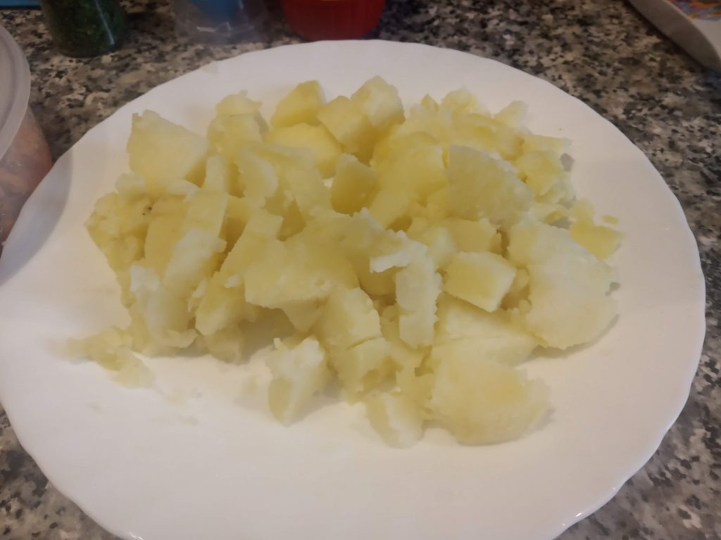Ensalada de patatas cocidas con mejillones y atún