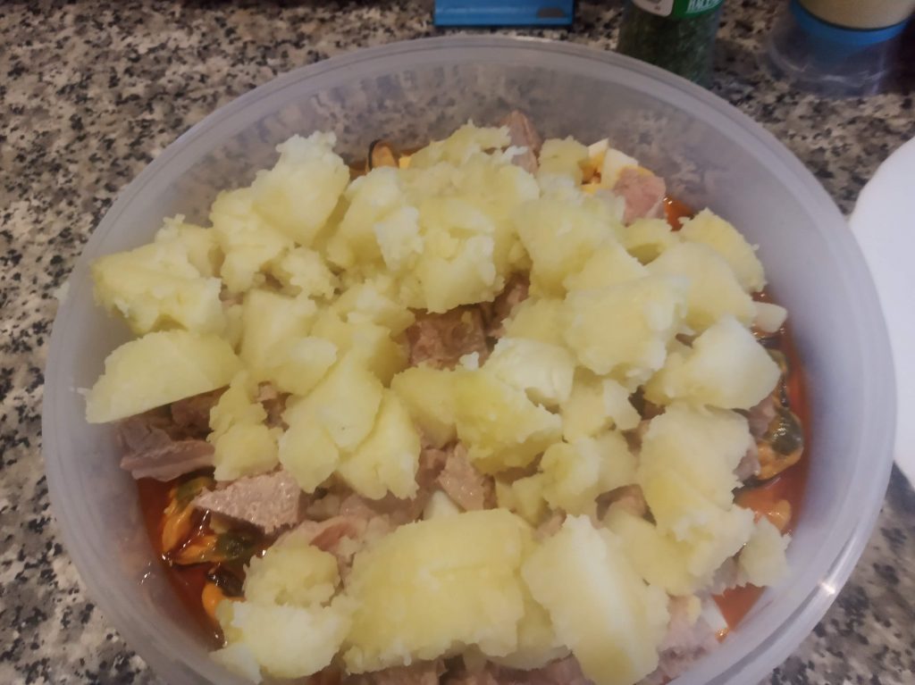 Ensalada de patatas cocidas con mejillones y atún